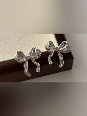 NWT fashion jewelry H&M Silver Bow Stud Earrings - Shiny Bow Accent